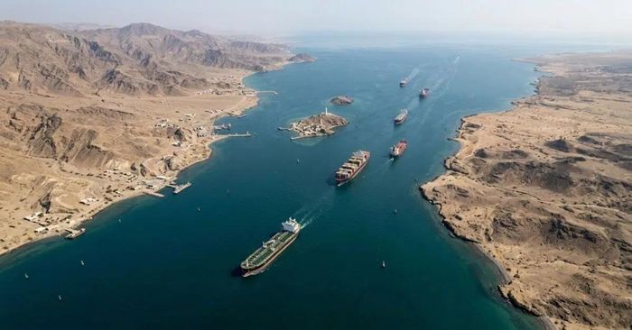 Lực lượng Houthi tuyên bố áp đặt lệnh phong tỏa hàng hải đối với Ả Rập Xê Út, nước hiện xuất khẩu trung bình hơn 4,5 triệu thùng dầu thô và nhiên liệu mỗi ngày từ cảng Yanbu trên Biển Đỏ, trong đó khoảng 70% được vận chuyển tới thị trường châu Á. Ảnh: Marineinsight.
