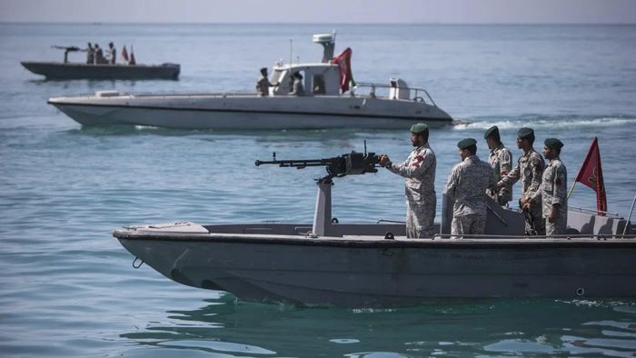 Lực lượng Vệ binh Cách mạng Hồi giáo Iran tuyên bố giáng những “đòn nặng nề” vào các mục tiêu của Mỹ tại Bahrain và Kuwait. Ảnh: AP7M.