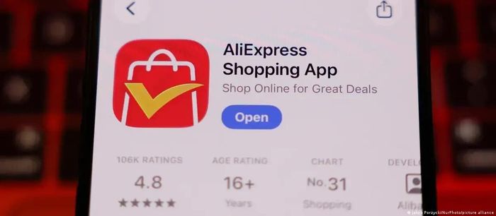 Nền tảng AliExpress của “gã khổng lồ” thương mại điện tử Trung Quốc Alibaba lĩnh án phạt kỷ lục 550 triệu euro tại EU vì hàng giả. Ảnh: Jakub Porzycki/NurPhoto.