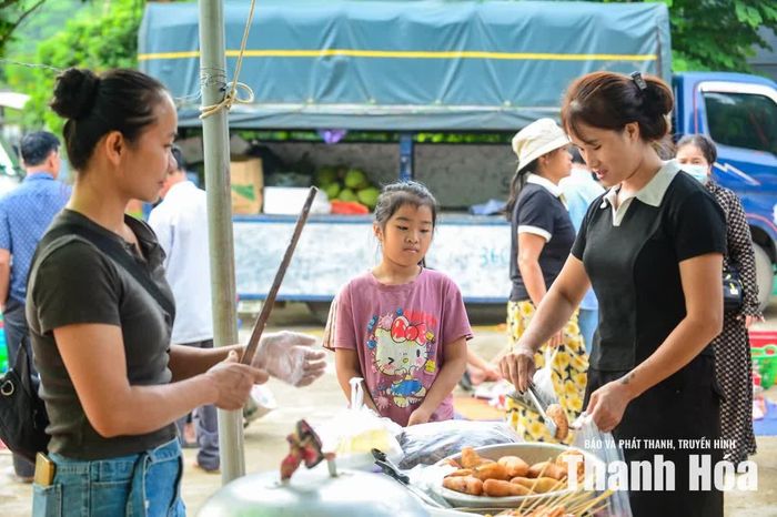 Chị Nguyễn Thị Hạnh, du khách đến từ xã Bá Thước, cho biết đây là lần đầu tiên chị đến chợ Mường Xia và ấn tượng với không khí mộc mạc của một phiên chợ vùng biên. “Điều tôi thích nhất là mọi thứ vẫn giữ được nét nguyên bản. Người dân rất thân thiện, các món ăn đều được chế biến ngay tại chỗ, còn những sản phẩm thổ cẩm hay nông sản đều mang đậm dấu ấn của đồng bào địa phương. Đến đây không chỉ để mua sắm mà còn để cảm nhận đời sống và văn hóa của vùng cao”, chị Hạnh chia sẻ.