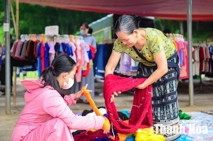 Bà Lò Thị Quyền (bên phải ảnh), hộ kinh doanh đến từ xã Sơn Điện, cho biết gia đình mang đến phiên chợ nhiều sản phẩm thổ cẩm do chính người dân trong bản làm ra. Trước đây, các sản phẩm chủ yếu được bán vào dịp lễ hội hoặc khi có khách đặt mua. “Nhờ có chợ phiên, chúng tôi mong ngày càng nhiều du khách biết đến sản phẩm địa phương, từ đó người dân có thêm thu nhập từ nghề truyền thống”, bà Quyền chia sẻ.