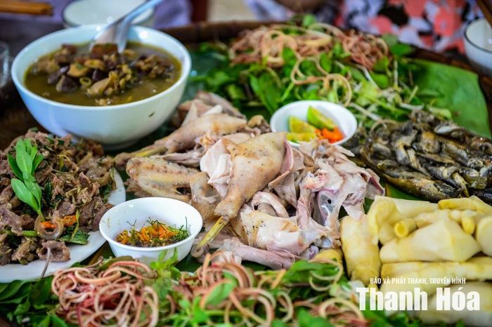 Điểm nhấn của phiên chợ là Không gian văn hóa ẩm thực Mường Xia. Dọc các gian hàng, mùi thơm của cơm lam, cá suối nướng, thịt hun khói, xôi ngũ sắc, bánh chưng đen, rượu men lá hòa quyện cùng mùi thơm của núi rừng tạo nên sức hấp dẫn riêng.