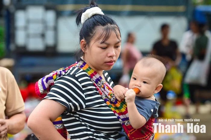 Những khoảnh khắc đời thường ấy góp phần tạo nên vẻ đẹp mộc mạc của phiên chợ vùng biên.