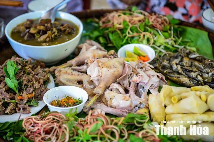 Điểm nhấn của phiên chợ là Không gian văn hóa ẩm thực Mường Xia. Dọc các gian hàng, mùi thơm của cơm lam, cá suối nướng, thịt hun khói, xôi ngũ sắc, bánh chưng đen, rượu men lá hòa quyện cùng mùi thơm của núi rừng tạo nên sức hấp dẫn riêng.