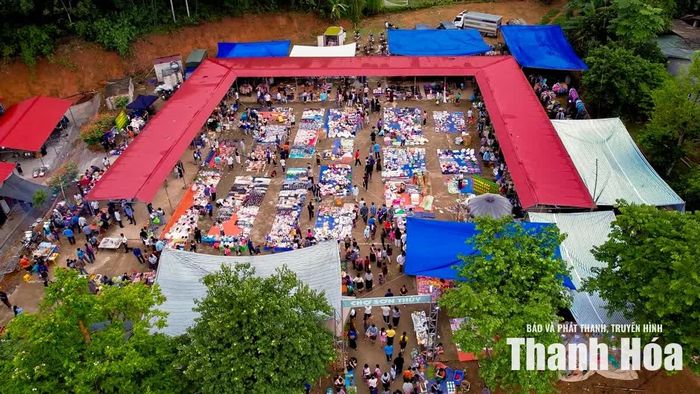 Từ những gian hàng nhỏ lẻ ban đầu, đến nay chợ phiên Mường Xia đã phát triển với hơn 300 gian hàng mỗi phiên. Không chỉ là nơi giao thương, chợ còn trở thành điểm quảng bá nông sản, hàng thủ công truyền thống và giới thiệu bản sắc văn hóa vùng biên đến với du khách.