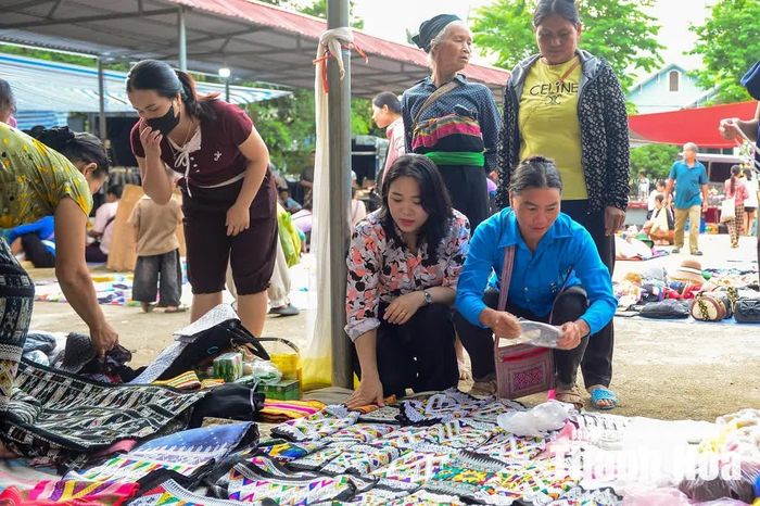 Trong số những gian hàng thu hút đông người dừng chân có khu trưng bày thổ cẩm và trang phục truyền thống. Những tấm vải với hoa văn được dệt thủ công tỉ mỉ thể hiện sự khéo léo và nét đẹp văn hóa của phụ nữ vùng cao.