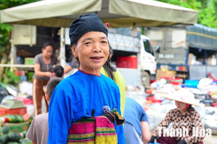 Bà Phạm Thị Kiếm, người dân địa phương cho biết, cả tuần bà chỉ mong đến sáng chủ nhật để xuống chợ. Với bà, đây không chỉ là nơi mua bán mà còn là dịp gặp gỡ bà con, hỏi thăm nhau sau những ngày lao động trên nương rẫy.