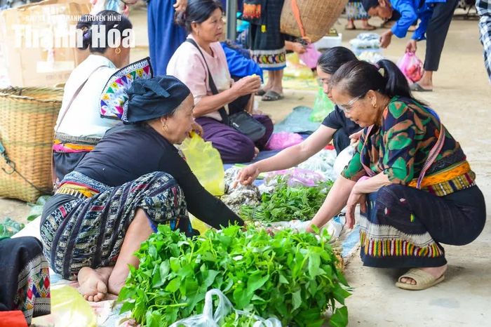 Không những thế, nơi đây còn có những sạp hàng bày kín măng rừng, mật ong, rau bản, thảo dược, thổ cẩm và nhiều sản vật đặc trưng của vùng biên. Người dân địa phương và nhiều du khách tìm đến để thưởng thức đặc sản, mua những món quà mang đậm dấu ấn miền sơn cước và trải nghiệm nhịp sống bình dị của đồng bào các dân tộc. Những bộ trang phục truyền thống rực rỡ sắc màu, tiếng nói cười rộn rã cùng những lời mời chân chất của người bán khiến cả khu chợ luôn đầy sức sống.
