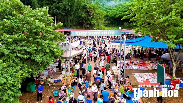 Mỗi sáng chủ nhật, những con đường dẫn về chợ Mường Xia lại rộn ràng bước chân người dân từ khắp các bản làng vùng biên. Trên vai là những gùi đầy nông sản, sản vật và các món ăn truyền thống, họ tìm về phiên chợ không chỉ để mua bán, trao đổi hàng hóa mà còn để gặp gỡ, thăm hỏi, sẻ chia chuyện bản làng và tiếp nối những giá trị văn hóa đã được gìn giữ qua bao thế hệ.