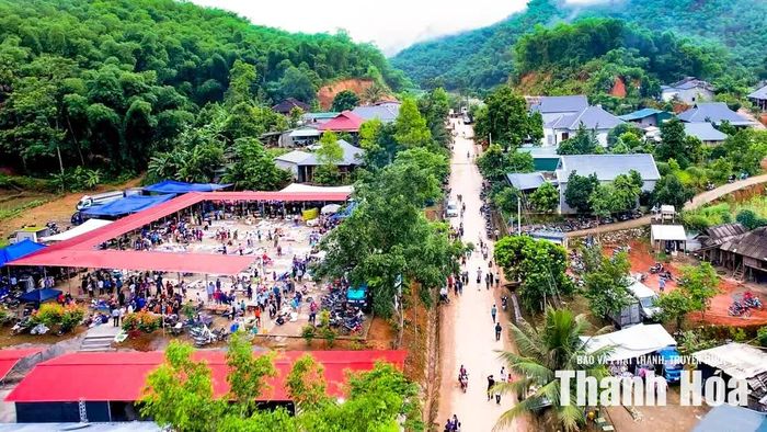 Mỗi sáng chủ nhật, chợ Sơn Thủy (Mường Xia) không chỉ mở ra một phiên giao thương mà còn mở ra một không gian văn hóa đặc sắc của vùng biên xứ Thanh. Ở đó có hương vị núi rừng, sắc màu thổ cẩm, tiếng cười trẻ nhỏ theo mẹ đi chợ và niềm hy vọng về những sinh kế mới từ chính những giá trị truyền thống. Với du khách, một lần ghé chợ Mường Xia không chỉ là chuyến tham quan, mà còn là hành trình cảm nhận nhịp sống, con người và bản sắc văn hóa của miền biên viễn xứ Thanh.
