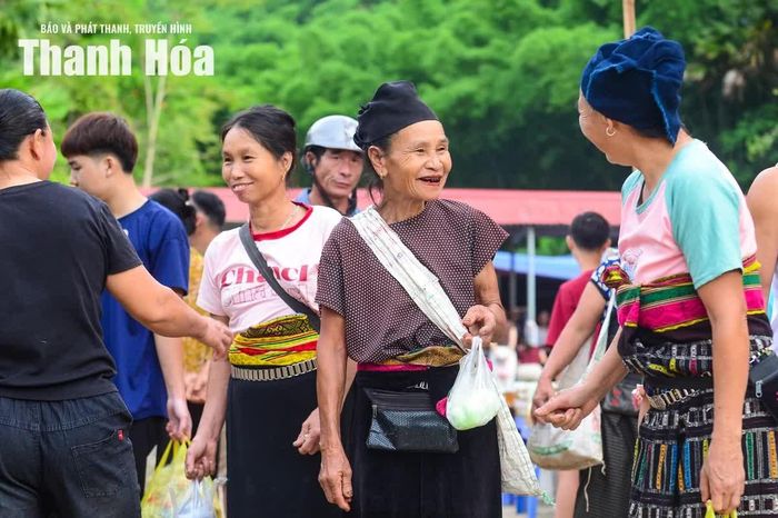 Không chỉ là nơi trao đổi hàng hóa, chợ Mường Xia còn là không gian gắn kết cộng đồng. Sau những cuộc mua bán, bà con quây quần trò chuyện, hỏi han chuyện mùa màng, cuộc sống, gìn giữ nét đẹp tình làng nghĩa bản của đồng bào miền biên viễn.