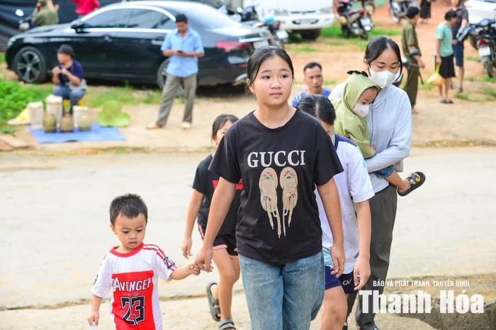Giữa dòng người tấp nập, hình ảnh những đứa trẻ theo mẹ đi chợ mang đến nét bình yên rất riêng. Tay nắm chặt tà áo mẹ, mắt háo hức hướng về những quầy bánh kẹo, đồ chơi nhỏ, các em mong chờ món quà sau buổi chợ.