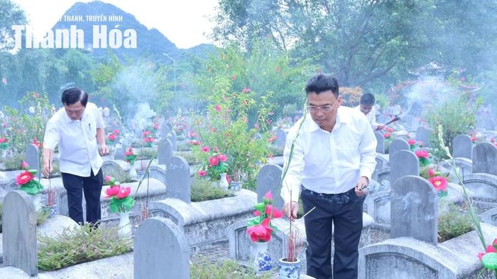 Trưởng Ban Quản lý KKT Nghi Sơn và các khu công nghiệp tỉnh Trịnh Huy Triều thắp hương lên từng phần mộ liệt sĩ.