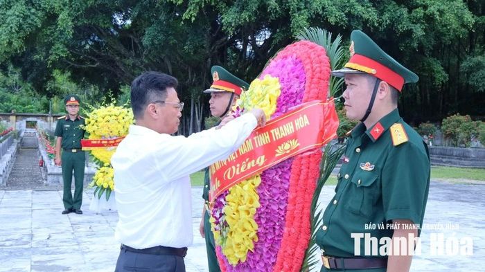 Trưởng Ban Quản lý KKT Nghi Sơn và các khu công nghiệp tỉnh Trịnh Huy Triều chỉnh trang vòng hoa trước khi viếng các Anh hùng liệt sĩ tại Nghĩa trang Liệt sĩ Quốc tế Đồng Tâm.