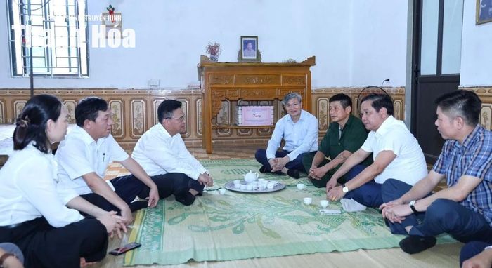 Đoàn công tác thăm hỏi sức khỏe thương binh Lê Cẩm Doanh tại thôn Cha, xã Thiết Ống.