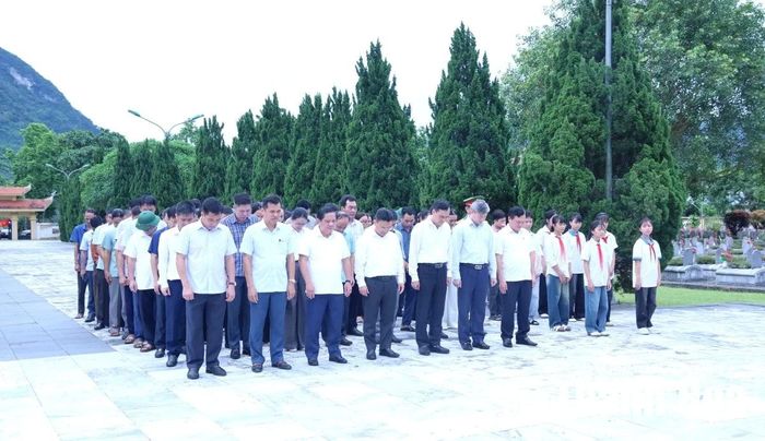 Đoàn dành phút mặc niệm tưởng nhớ các anh hùng liệt sĩ.
