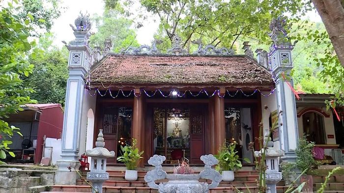 Tọa lạc bên dòng sông Lèn, quần thể Hàn Sơn - Phong Mục mang vẻ trầm mặc của một miền tín ngưỡng đã bền bỉ tồn tại qua nhiều thế kỷ.