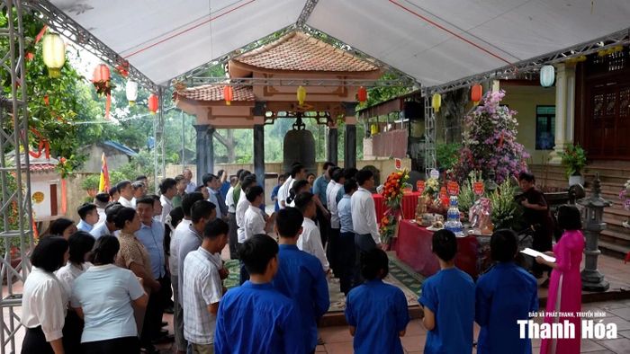 Hằng năm, từ mùng 1 đến 12 tháng 6 âm lịch, nơi đây lại tưng bừng mở hội, với ngày chính hội diễn ra vào 12 tháng 6 - ngày hóa của Quan Hoàng Bơ.