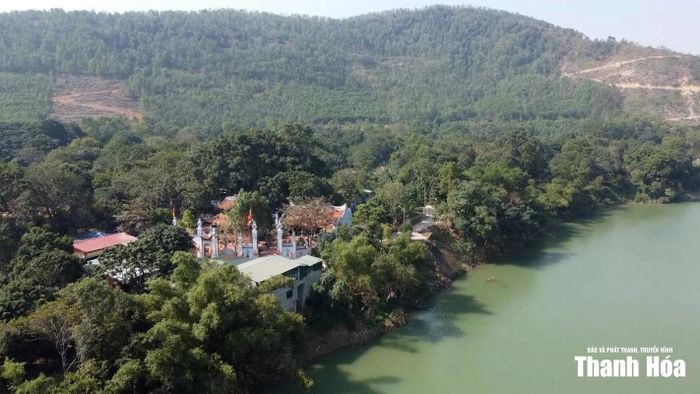 Nằm bên ngã ba Bông, nơi hợp lưu của 3 dòng sông lớn là sông Mã, sông Chu và sông Lèn, đền Hàn Sơn từ lâu đã trở thành một trong những trung tâm tiêu biểu tín ngưỡng thờ Mẫu Tam phủ của người Việt ở xứ Thanh.