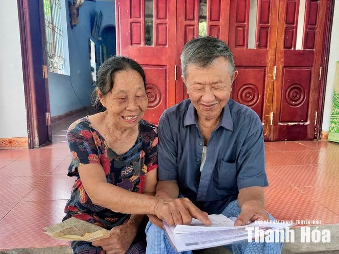 Cựu TNXP Phùng Ngọc Thanh và vợ ôn lại những kỷ niệm từ khi còn là thanh niên tình nguyện.
