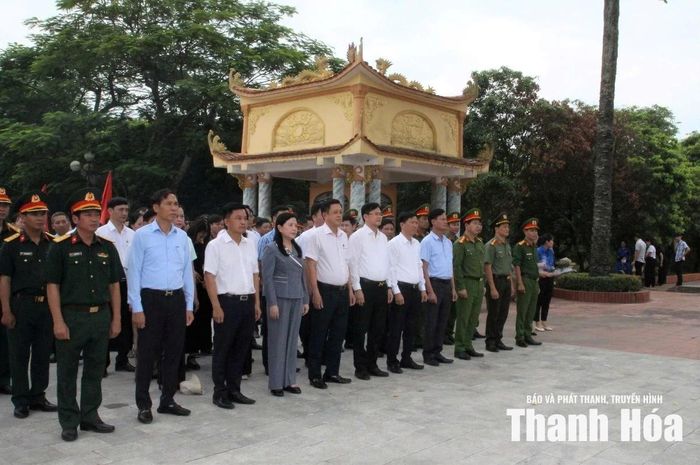 Đoàn mặc niệm tưởng nhớ, tri ân các Anh hùng liệt sĩ đang yên nghỉ tại Nghĩa trang liệt sĩ Nga Sơn.
