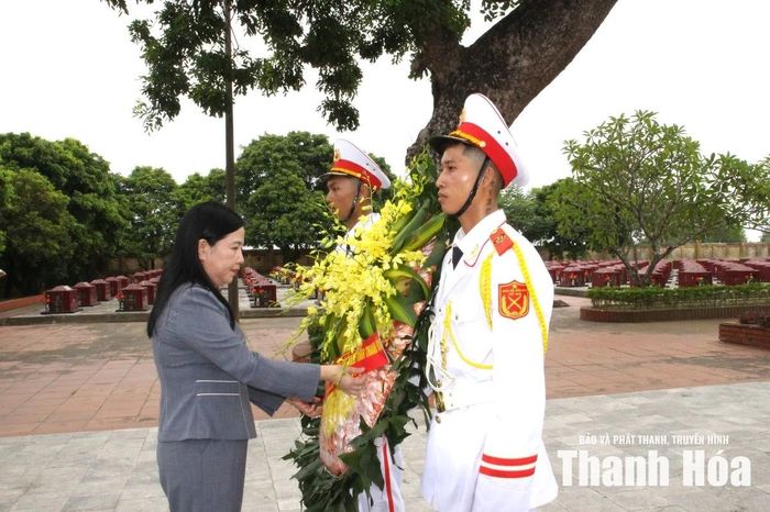 Chủ nhiệm Ủy ban Kiểm tra Tỉnh ủy Phạm Thị Thanh Thủy chỉnh trang lại vòng hoa trước khi viếng các Anh hùng liệt sĩ tại Nghĩa trang liệt sĩ Nga Sơn.