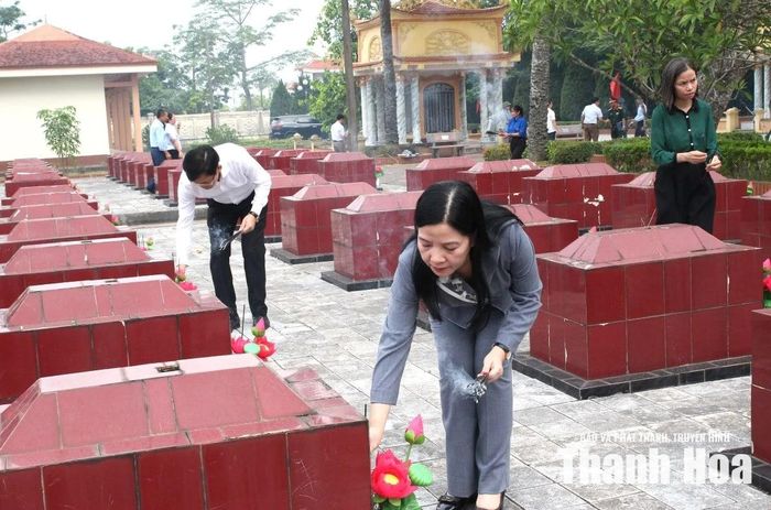 Chủ nhiệm Ủy ban Kiểm tra Tỉnh ủy Phạm Thị Thanh Thủy và các thành viên trong đoàn thắp hương lên từng mộ liệt sĩ