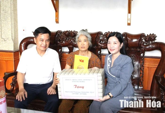 Chủ nhiệm Ủy ban Kiểm tra Tỉnh ủy Phạm Thị Thanh Thủy tặng quà cho bà Vũ Thị Khôi, vợ liệt sĩ Hỏa Văn Tưởng.