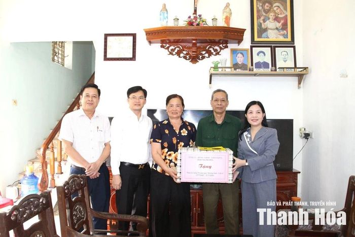 Chủ nhiệm Ủy ban Kiểm tra Tỉnh ủy Phạm Thị Thanh Thủy tặng quà cho thương binh Trần Văn Chỉnh.