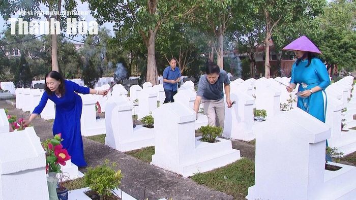 Đại diện Ủy ban MTTQ tỉnh, Hội Người cao tuổi tỉnh dâng hương lên các phần mộ liệt sĩ.
