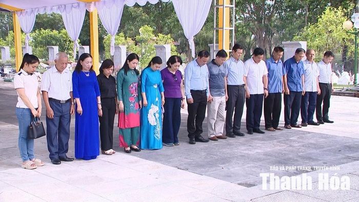 Đoàn công tác dành một phút mặc niệm, tưởng nhớ công lao của các Anh hùng liệt sĩ tại nghĩa trang Hàm Rồng.