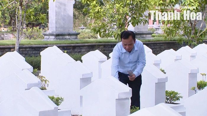 Phó Chủ tịch Thường trực Trung ương Hội Người cao tuổi Việt Nam Nguyễn Lam dâng hương lên các phần mộ liệt sĩ.
