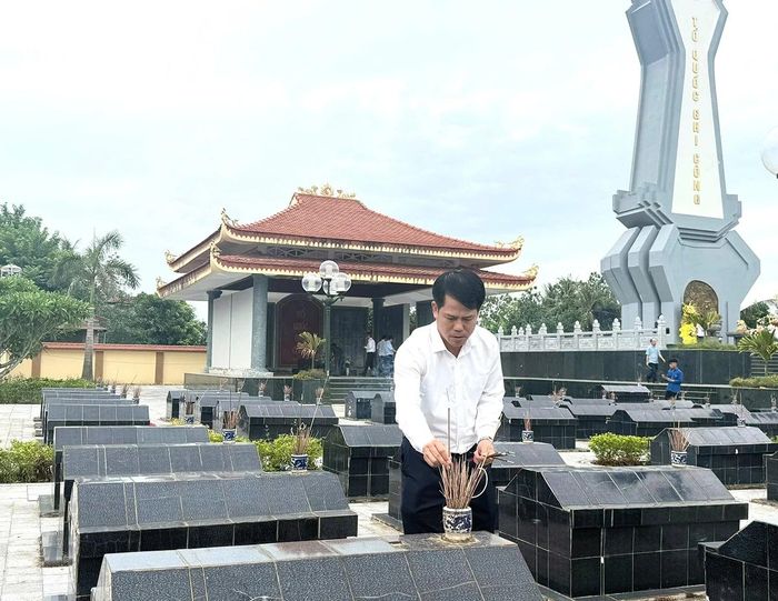 Trưởng Ban Tuyên giáo và Dân vận Tỉnh ủy Đào Xuân Yên dâng hương lên các phần mộ liệt sĩ.