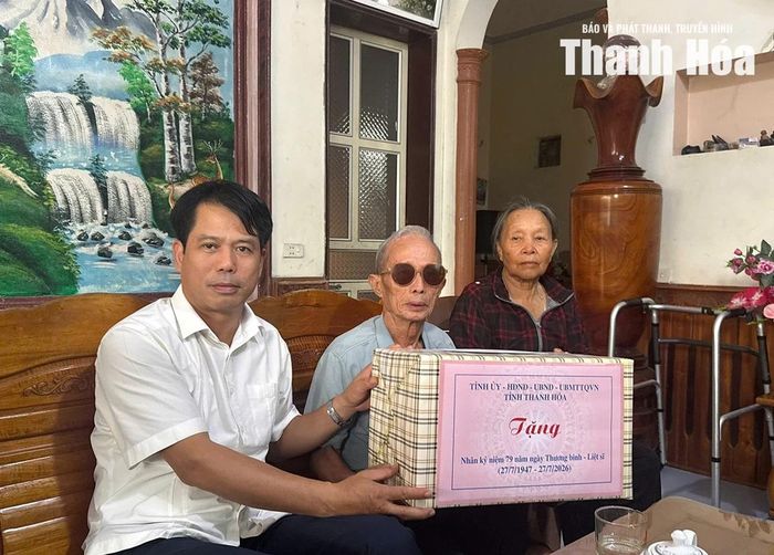 Đồng chí Đào Xuân Yên Trưởng Ban Tuyên giáo và Dân vận Tỉnh ủy thăm, tặng quà thương binh Lê Xuân Giang ở xã Hoằng Tiến