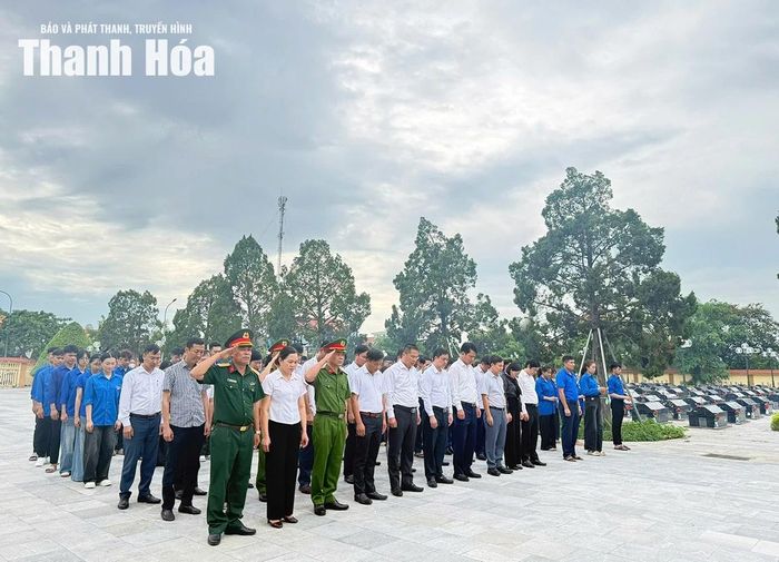 Trưởng Ban Tuyên giáo và Dân vận Tỉnh ủy Đào Xuân Yên và các thành viên trong đoàn viếng Nghĩa trang liệt sĩ Hoằng Hóa.