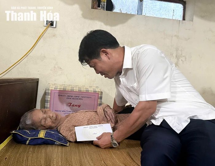 Trưởng Ban Tuyên giáo và Dân vận Tỉnh ủy Đào Xuân Yên thăm, tặng quà mẹ liệt sĩ Bạch Thị Thao ở xã Hoằng Hóa.