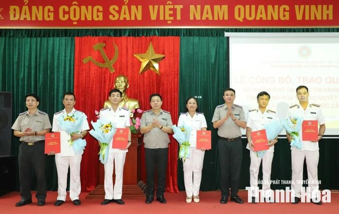Lãnh đạo Thi hành án dân sự tỉnh trao quyết định và tặng hoa chúc mừng các cá nhân được điều động, bổ nhiệm lãnh đạo quản lý cấp phòng.