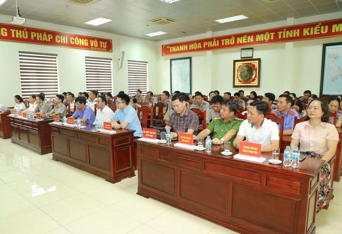 Đại biểu tham dự buổi lễ.