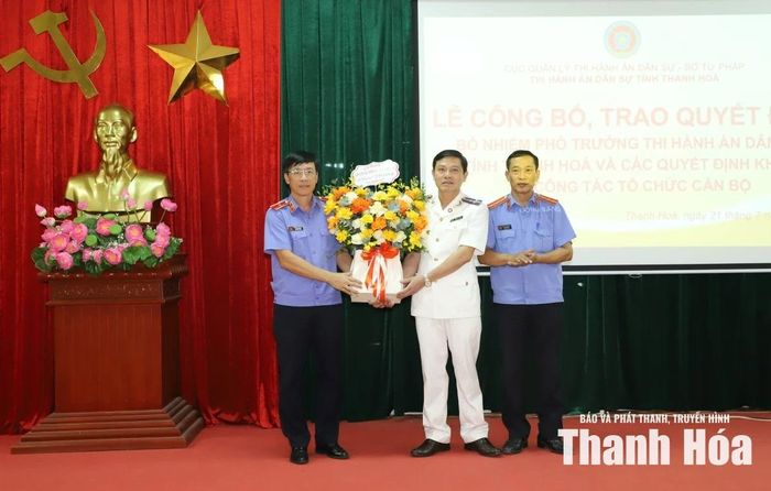 Lãnh đạo Viện Kiểm sát Nhân dân tỉnh tặng hoa chúc mừng tân Phó trưởng Thi hành án dân sự tỉnh.