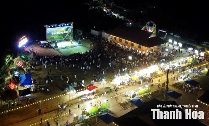 Chợ vùng cao Năng Cát, thu hút đông đảo du khách.
