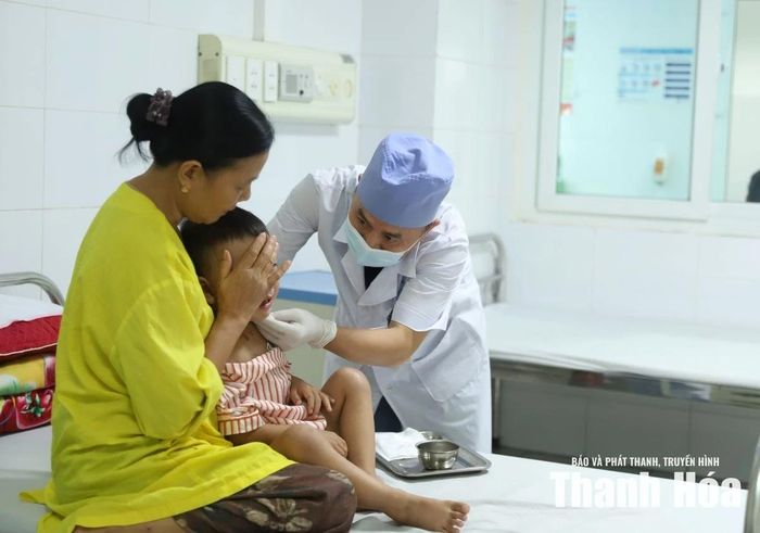 Bác sĩ chăm sóc bệnh nhi sau phẫu thuật.