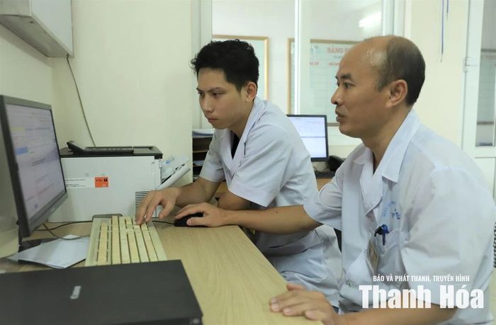 Các bác sĩ hội chẩn điều trị cho bệnh nhi.