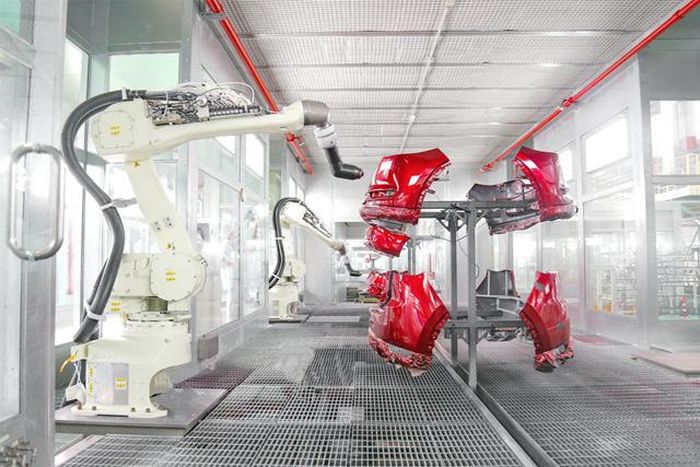 Robot sơn linh kiện nhựa. Ảnh: THACO.
