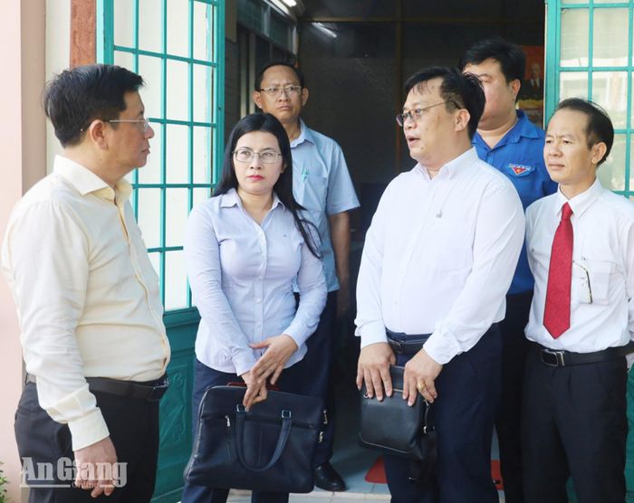 Chủ tịch UBND tỉnh An Giang Hồ Văn Mừng (bìa trái) kiểm tra công tác chuẩn bị kỳ thi tốt nghiệp THPT tại Trường Phổ thông Dân tộc nội trú THPT An Giang 1. Ảnh BÍCH TUYỀN.