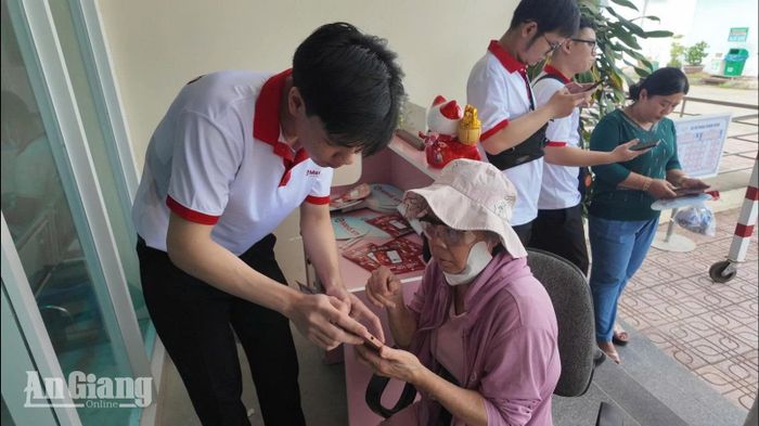 Hỗ trợ người dân đặt lịch khám, chữa bệnh tại nhà thông qua ứng dụng eMed GO tại Bệnh viện Đa khoa Châu Đốc.