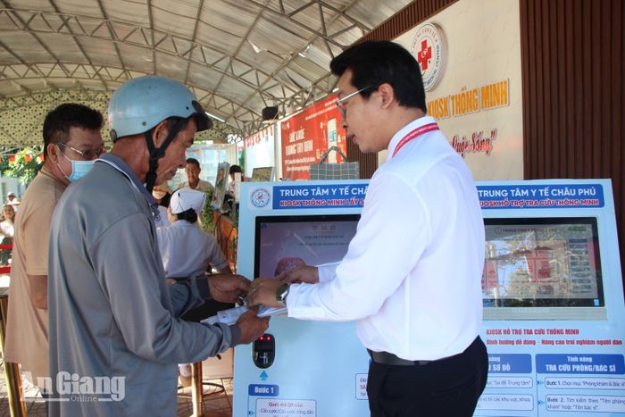 Tiếp nhận người dân đến khám bệnh tại Trung tâm Y tế Châu Phú.