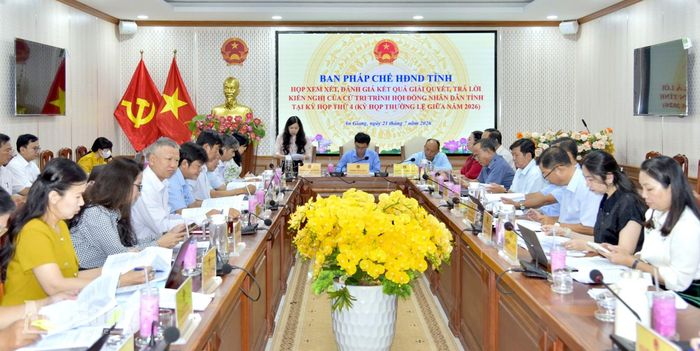 Quang cảnh cuộc họp.