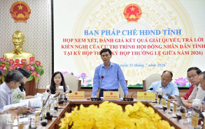 Trưởng Ban Pháp chế HĐND tỉnh An Giang Phạm Văn Màu phát biểu tại cuộc họp.
