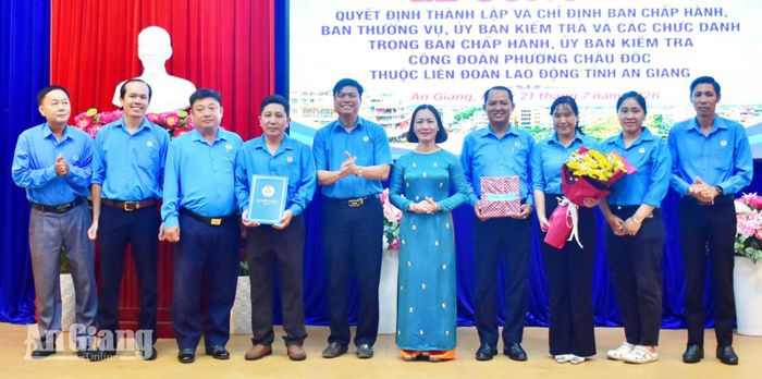 Trao quyết định và công bố các chức danh trong Ban Chấp hành, Ủy ban Kiểm tra Công đoàn phường Châu Đốc.