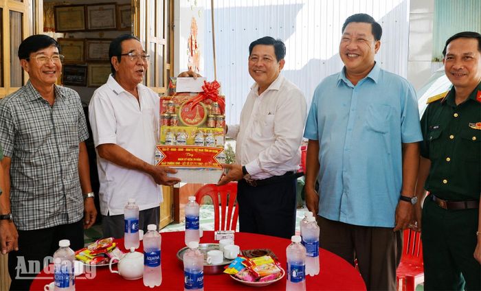 Phó Chủ tịch UBND tỉnh An Giang Ngô Công Thức thăm, tặng quà ông Từ Trung Lập.
